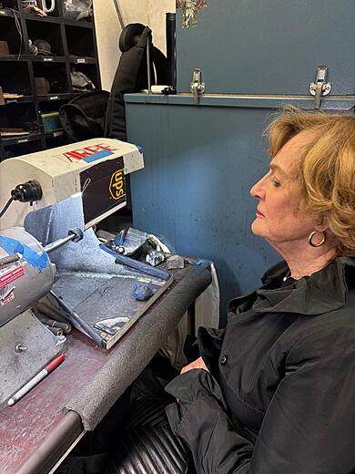 A guest at the polisher's wheel